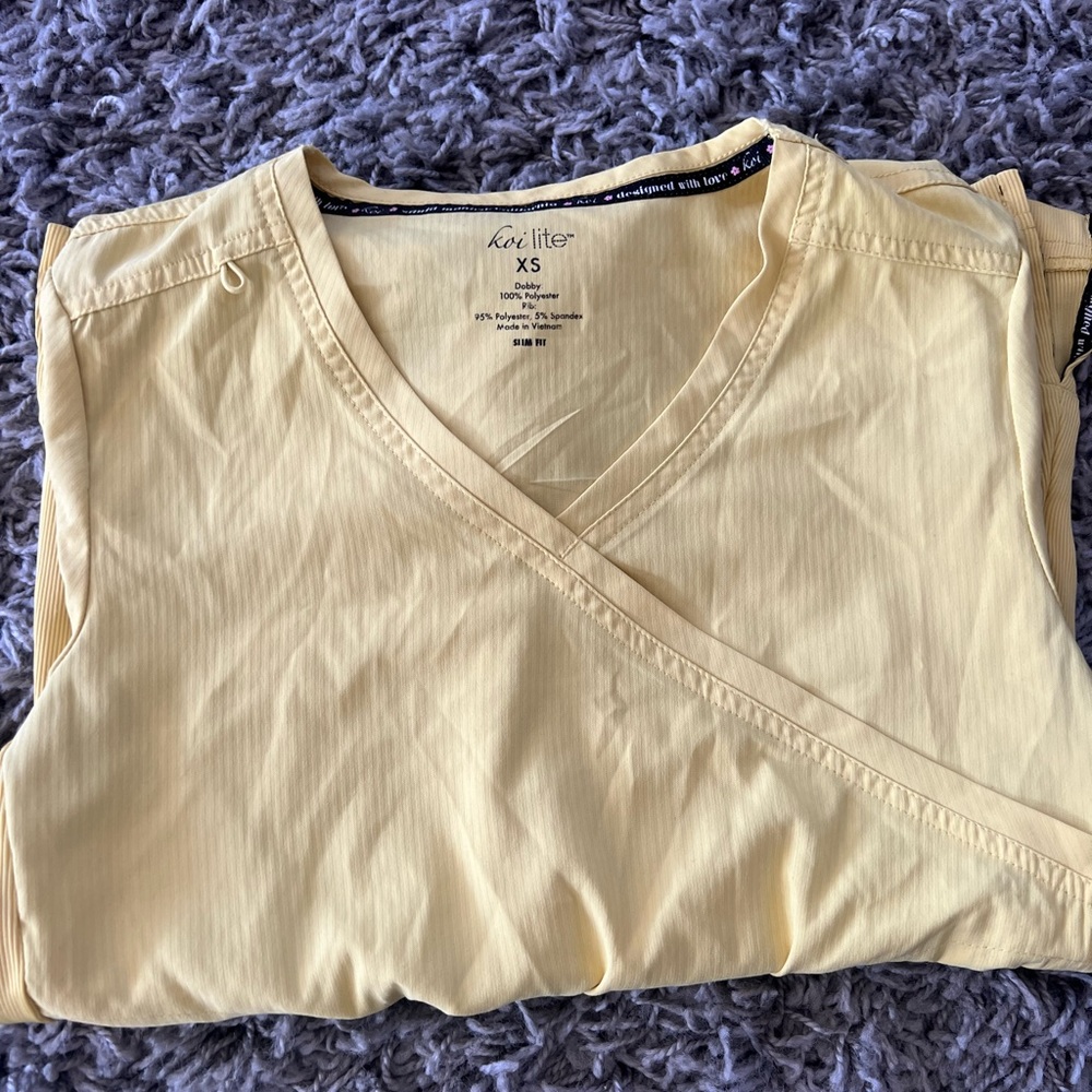 Xsmall wonder wink yellow scrub top